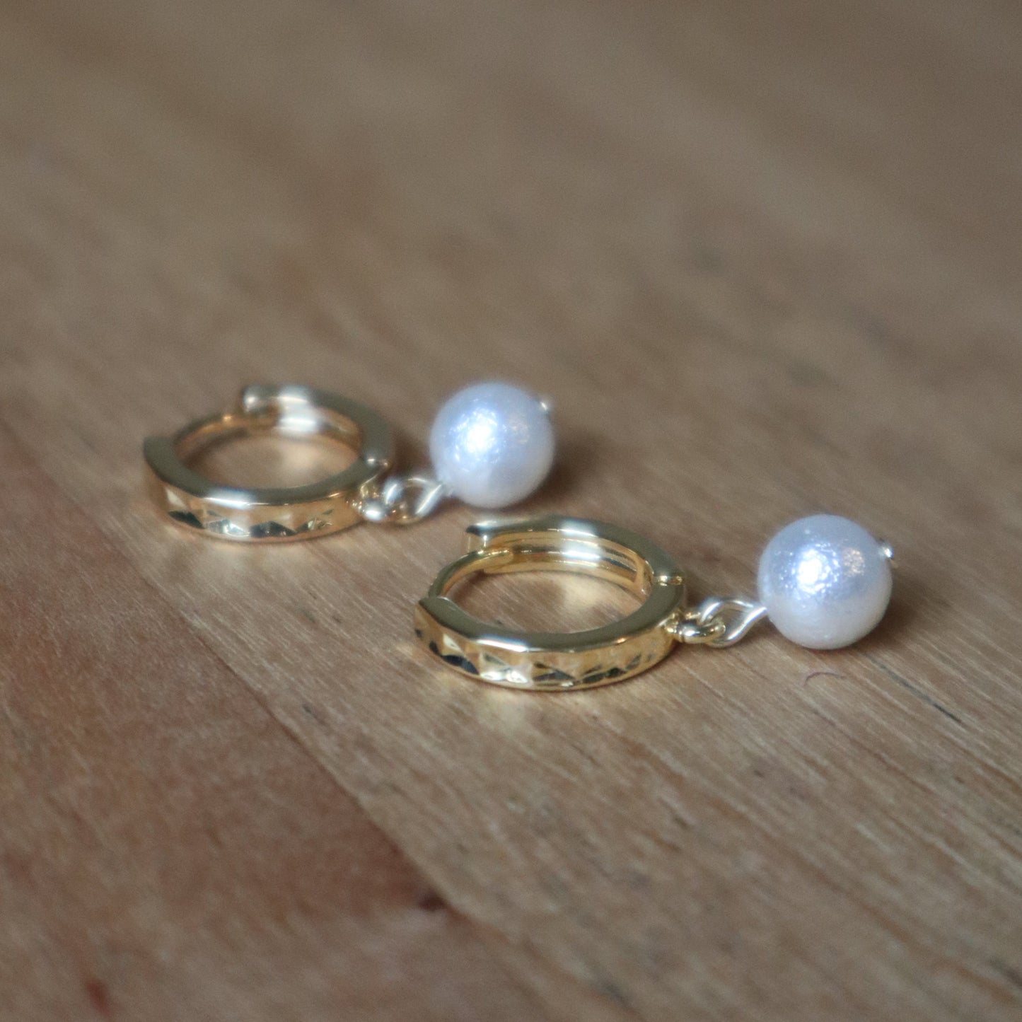 Facette Huggie Hoops with Crinkle Pearl
