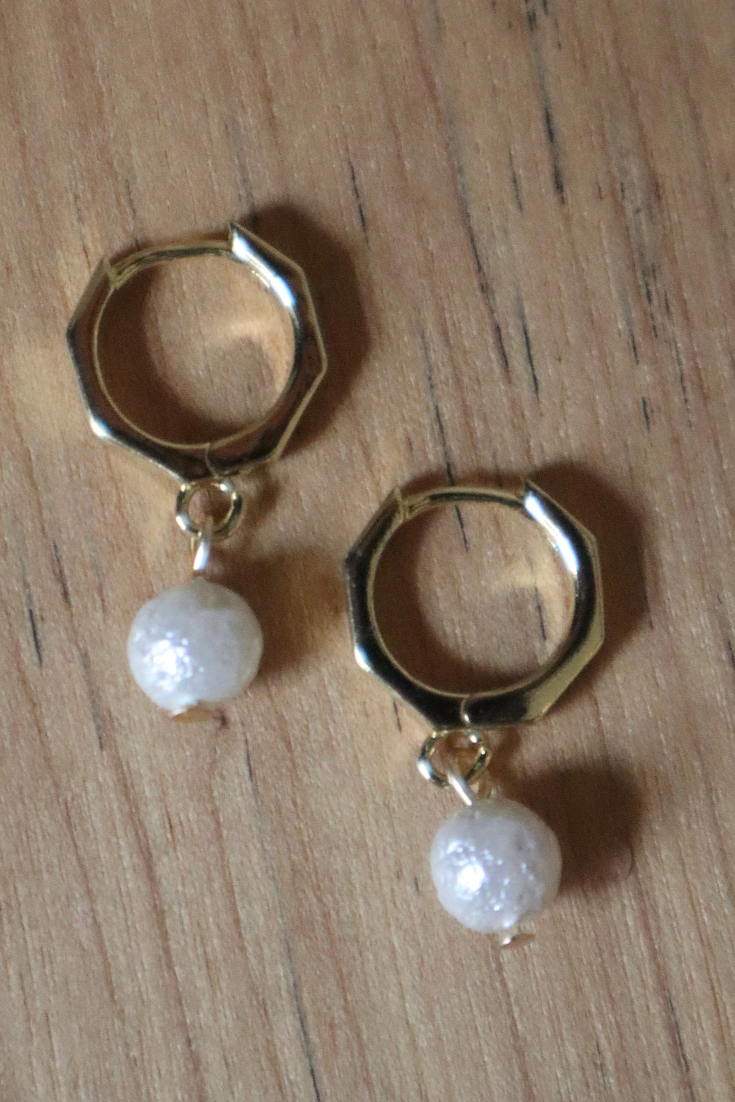 Geo Huggie Hoops with Crinkle Pearl